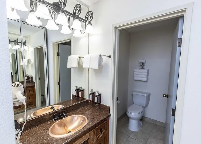 Powell Hotel 3*