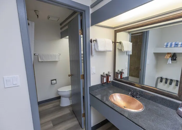 Powell Hotel 3*
